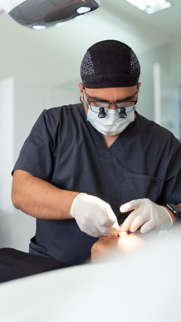 Dr. Andrés Rincón realizando un tratamiento odontológico en Cali