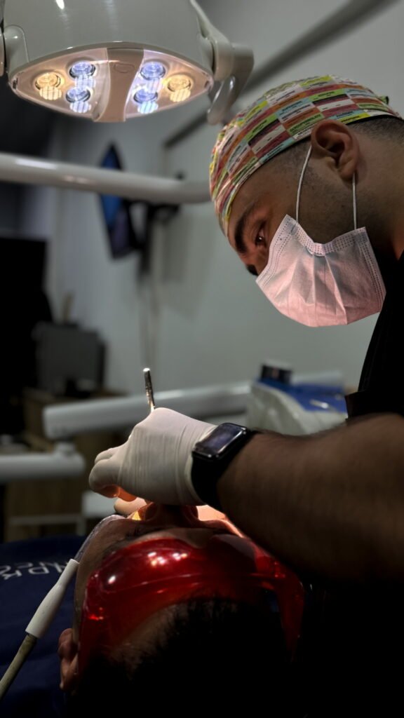 Dr. Andrés Rincón durante un procedimiento de implantología oral