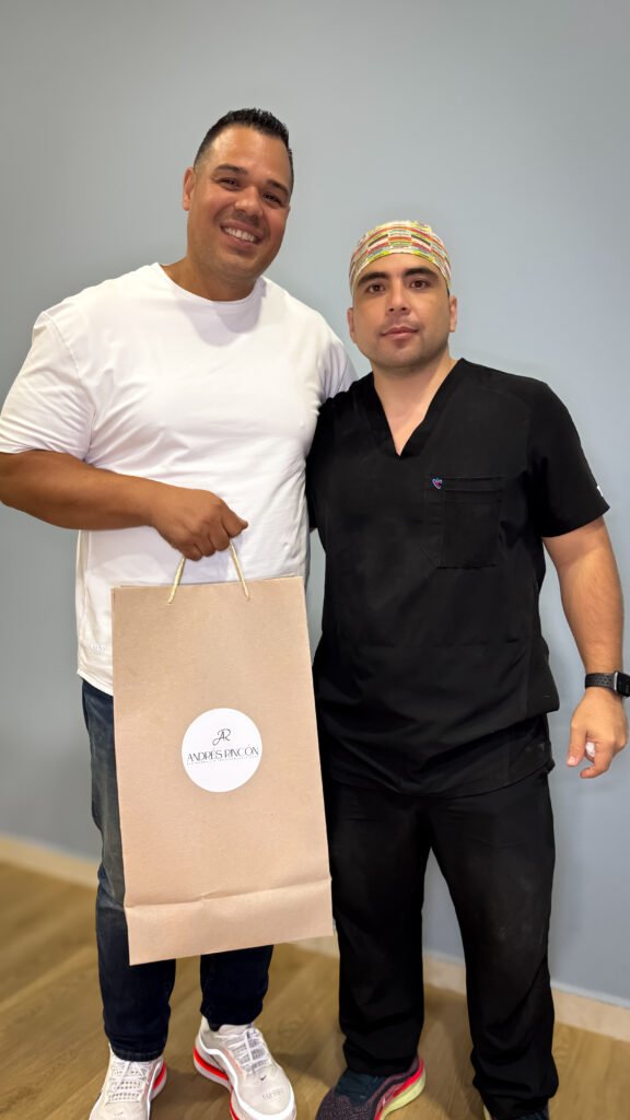 Paciente satisfecho junto al Dr. Andrés Rincón en Cali