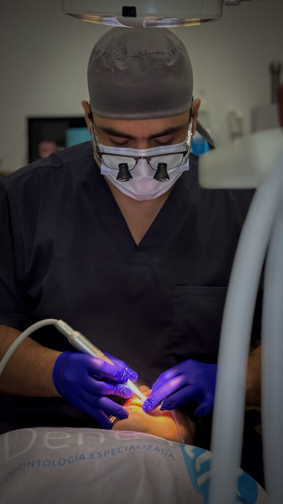Dr. Andrés Rincón con lupas de magnificación en consulta