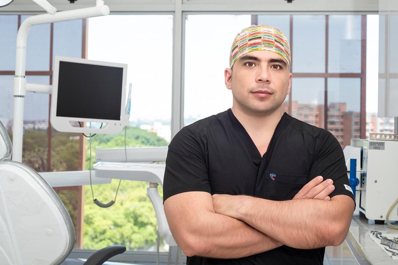 Dr. Andrés Rincón, especialista en implantes dentales y diseño de sonrisa en Cali