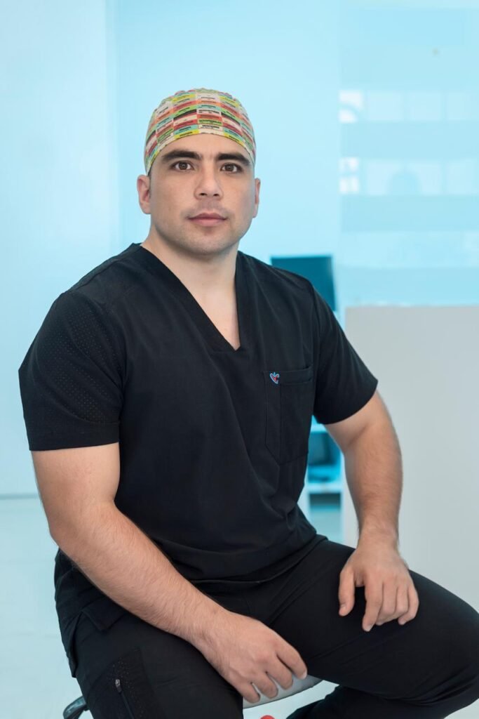 Dr. Andrés Rincón, odontólogo especialista en su consultorio de Cali