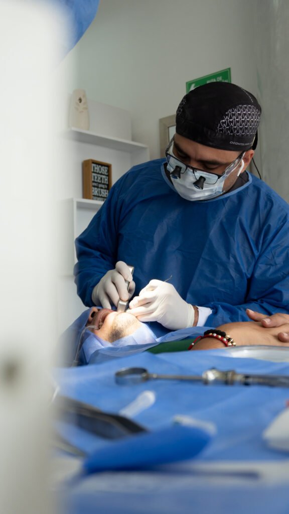 Cirugía de implantes dentales con el Dr. Andrés Rincón en Cali